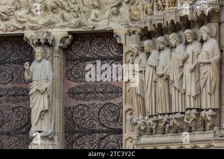 Paris, France. Les portes d'entrée de la cathédrale notre-Dame se rapprochent. Sculptures de saints sur la façade. Patrimoine mondial de l'UNESCO. Banque D'Images