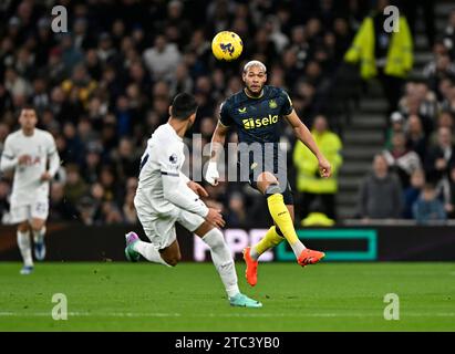 Londres, Royaume-Uni. 10 décembre 2023. Joelinton (Newcastle) passe devant Cristian Romero (Tottenham) lors du Tottenham V Newcastle United Premier League Match au Tottenham Hotspur Stadium. Crédit : MARTIN DALTON/Alamy Live News Banque D'Images