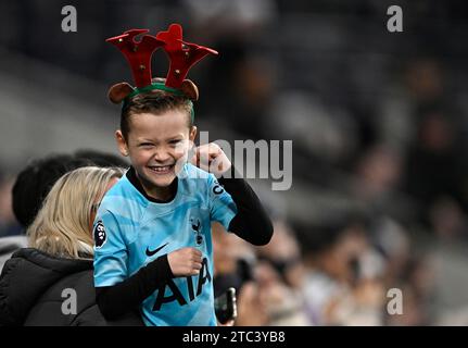 Londres, Royaume-Uni. 10 décembre 2023. Un jeune fan portant des bois de renne semble heureux lors du match de Tottenham V Newcastle United Premier League au Tottenham Hotspur Stadium. Crédit : MARTIN DALTON/Alamy Live News Banque D'Images