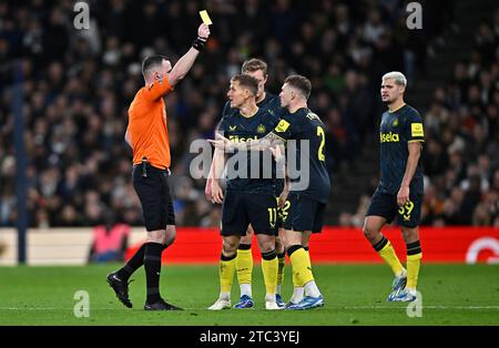 Londres, Royaume-Uni. 10 décembre 2023. Chris Kavanagh (arbitre) montre le carton jaune à Kieran Trippier (Newcastle) lors du match de Tottenham V Newcastle United Premier League au Tottenham Hotspur Stadium. Crédit : MARTIN DALTON/Alamy Live News Banque D'Images