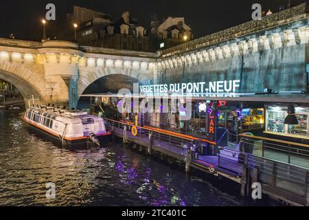 Paris, France. Port des vedettes du Pont-neuf la nuit. Bateaux. Excursions en bateau sur la Seine. Banque D'Images