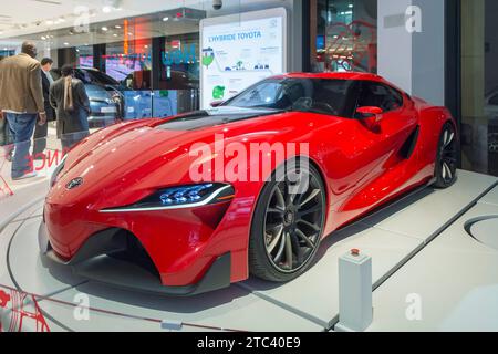 Paris, France. FT-1, prototype de voiture de sport exposé au magasin de la marque Toyota. Banque D'Images