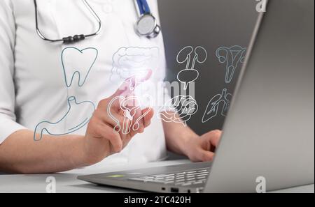 Bilan médical en ligne, technologies numériques dans le concept de médecine. Médecin travaille à l'ordinateur portable, écran tactile. Télémédecine Banque D'Images