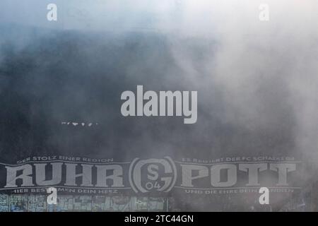 Rostock, Deutschland 10. Dezember 2023 : 2. BL - 2023/2024 - FC Hansa Rostock vs. FC Schalke 04 im Bild : Fankurve, fans, Fanblock, von Schalke 04 Ruhrpott im Rauch Nebel /// la réglementation DFL interdit toute utilisation de photographies comme séquences d'images et/ou quasi-vidéo. /// Banque D'Images