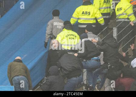 Rostock, Deutschland 10. Dezember 2023 : 2. BL - 2023/2024 - FC Hansa Rostock vs. FC Schalke 04 im Bild : Vorstandsvorsitzender Robert Marien (Hansa Rostock) versucht die fans auf der Südtribüne zu beruhigen /// la réglementation DFL interdit toute utilisation de photographies comme séquences d'images et/ou quasi-vidéo. /// Banque D'Images