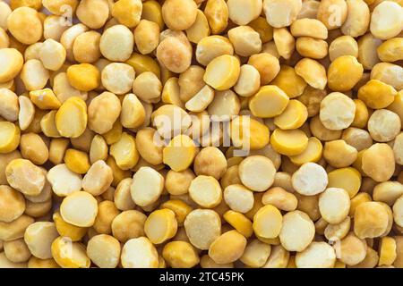 Gros plan et texture de pois chiches jaunes fendus, vue de dessus Banque D'Images