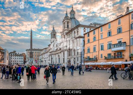 Piazza Navona, avec l'église Sant'Agnese à Agone, Palazzo Pamphilj et la fontaine des quatre fleuves avec l'obélisque égyptien. À Rome, Italie. Banque D'Images