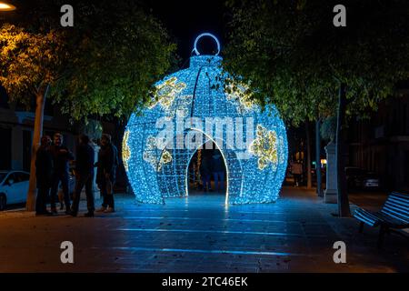 Manacor, Espagne ; décembre 09 2013 : éclairage urbain de Noël dans la ville majorquine de Manacor la nuit. Espagne Banque D'Images