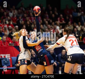 Trondheim, Norvège. 10 décembre 2023. Trondheim, Norvège, 10 décembre 2023 : bataille pour le ballon lors du match du Championnat du monde féminin IHF entre la France et la Norvège à Trondheim Spektrum à Trondheim, Norvège (Ane Frosaker/SPP) crédit : SPP Sport Press photo. /Alamy Live News Banque D'Images