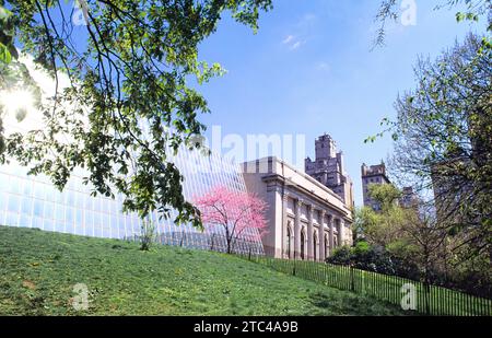 Metropolitan Museum of Art New York City, Central Park. Extérieur en verre du bâtiment. Fifth Avenue, South Side. Michael C. Rockefeller Wing. Art USA Banque D'Images