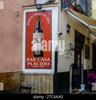 Bar Casa Plácido, Séville, Espagne, avec salle à manger en plein air et en intérieur. Banque D'Images