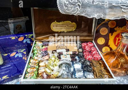 Un élégant présentoir de bonbons et de bonbons traditionnels assortis dans un paquet cadeau exposé à Despensa de Palacio, Séville, Espagne. Banque D'Images