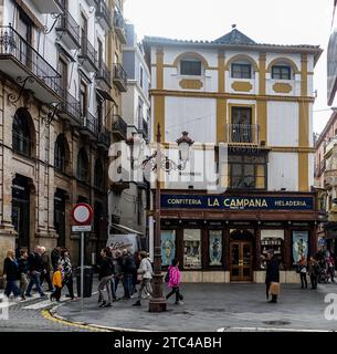 Historique Confitería la Campana à Séville, Espagne. Coin de rue animé avec l'emblématique Confitería la Campana, une pâtisserie renommée. Banque D'Images