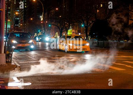 les taxis jaunes de New york dans Manhattan par un temps couvert voire pluvieux du mois de décembre à l'approche des fêtes de fin d'année Banque D'Images