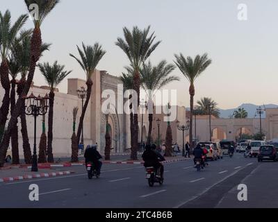 Les motards passent par Bab Agnaou (porte Agnaou) dans la soirée dans la ville de Marrakech aka Marrakech, Maroc, le 10 décembre 2023 Banque D'Images