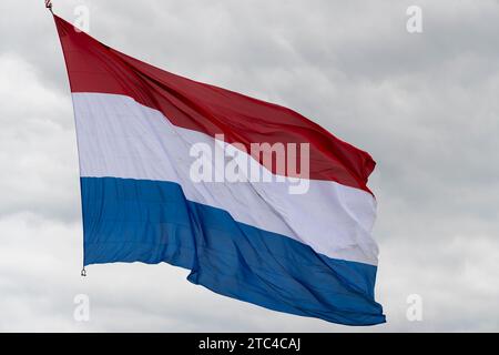 Drapeau hollandais hissé lors d'un jour férié Banque D'Images