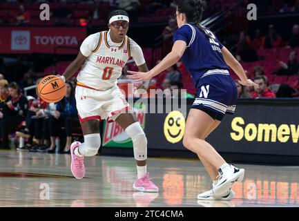 College Park, États-Unis. 10 décembre 2023. COLLEGE PARK, MD : - DÉCEMBRE 10 : la garde des Terrapins du Maryland Shyanne Sellers (0) dribble jusqu'à la garde des Wildcats du Nord-Ouest Caroline Lau (2) lors d'un match de basket-ball universitaire féminin Big10 entre les Terrapins du Maryland et les Wildcats du Nord-Ouest au Xfinity Center, à College Park, Maryland le 10 décembre 2023. (Photo de Tony Quinn/SipaUSA) crédit : SIPA USA/Alamy Live News Banque D'Images
