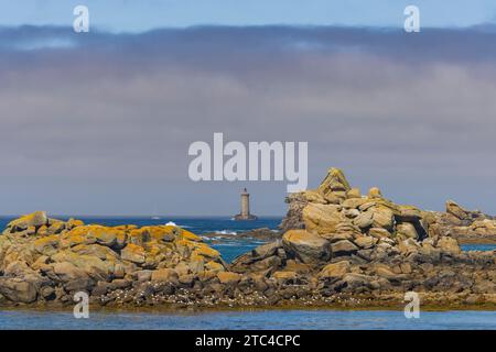 Côte avec Phare du four près d'Argenton en Bretagne, France Banque D'Images