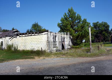 L'ancien magasin de la communauté de Lisbonne, en Arkansas, se trouve en ruines. Le toit est caillé et les vitres sont cassées. Banque D'Images