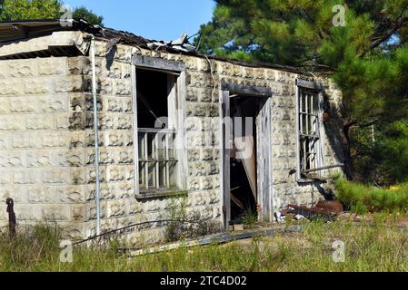 L'ancien magasin de campagne de Lisbonne, Arkansas se trouve en ruines. Les fenêtres et l'avant du magasin sont cassées et délabrée. Banque D'Images