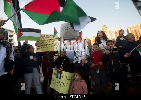 Des manifestants pro-palestiniens sont vus brandissant des pancartes et criant des slogans alors qu'ils participent à une manifestation de solidarité avec le peuple palestinien sur la place Plaza de la Marina, dans un conflit de guerre entre Israël et le Hamas. Des dizaines de personnes se sont rassemblées pour soutenir la Palestine et la bande de Gaza, appelant à la paix et au respect des droits de l'homme, pour marquer la Journée internationale des droits de l'homme, le 10 décembre. Banque D'Images