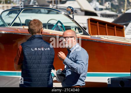 Monaco, Monte-Carlo, 28 septembre 2022 : le blogueur fait un reportage sur l'événement de la plus grande foire du salon mondial du yacht MYS, port Banque D'Images