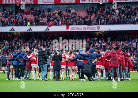 Londres, Royaume-Uni. 10 décembre 2023. Angleterre, Londres, 10 décembre 2023 : les joueurs de l'arsenal dans une équipe se blottissent après la victoire lors du match de football Womens Super League entre Arsenal et Chelsea à l'Emirates Stadium à Londres, en Angleterre. (Daniela Porcelli/SPP) crédit : SPP Sport Press photo. /Alamy Live News Banque D'Images