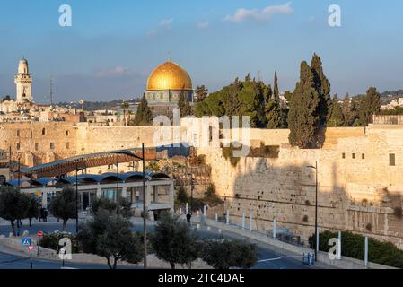Mur occidental et dôme doré du Rocher au coucher du soleil, Jérusalem, Israël. Banque D'Images