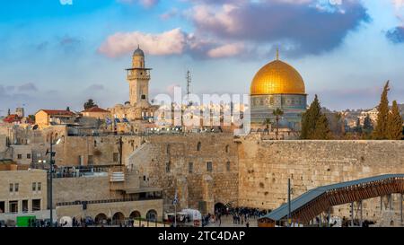 Mur occidental et dôme doré du Rocher au coucher du soleil, Jérusalem, Israël. Banque D'Images