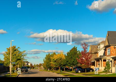 Soirée d'automne dans une petite ville illuminée par les rayons chauds du soleil du soir Banque D'Images