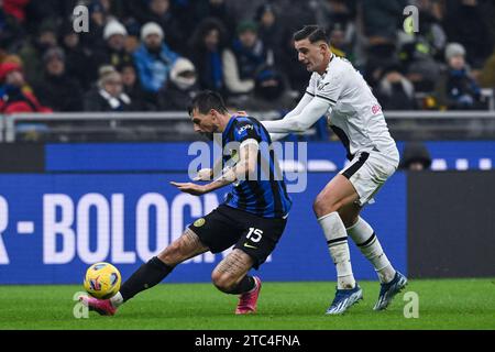 Milan, Italie. 09 décembre 2023. Milan, Italie, 09.12.23 Francesco Acerbi (15 FC Internazionale) et Lorenzo Lucca (17 Udinese Calcio) lors du match de Serie A entre FC Internazionale et Udinese au stade San Siro de Milan, Italie football (Cristiano Mazzi/SPP) crédit : SPP Sport Press photo. /Alamy Live News Banque D'Images