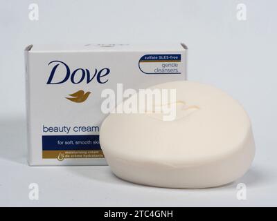 Bavière, Allemagne - 10 décembre 2023 : dans cette photo-illustration, Dove Beauty Cream Bar sur fond blanc. Banque D'Images