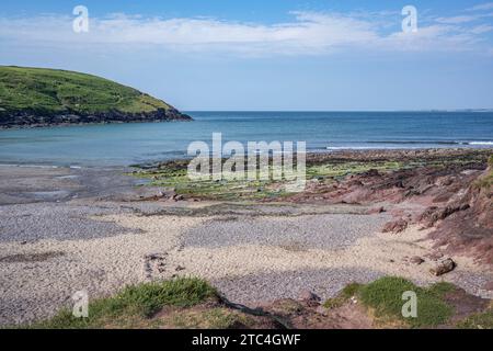 Plage de sable et de rochers à Manorbier Pembrokeshire en Galles du Sud Banque D'Images