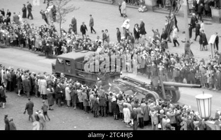 Armée populaire nationale allemande GDR Heavy Gun Howitzer 152mm M1937 / ML 20 - nationale Volksarmee NVA 152 mm Kanonenhaubitze M1937 / ML-20 - Parade militaire est Berlin mai 1965 / Militärparade Mai 1965 à Ost-Berlin Frankfurter Tor Banque D'Images