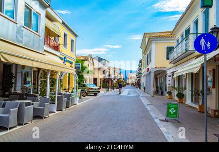 Lefkada ville principale rue commerciale Grèce. Des maisons colorées, des magasins et des tables de restaurants le long de la rue commerciale principale de l'île de Lefkada principal Banque D'Images