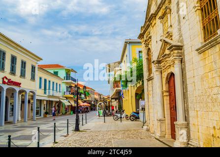 Lefkada ville principale rue commerciale Grèce. Des maisons colorées, des magasins et des tables de restaurants le long de la rue commerciale principale de l'île de Lefkada principal Banque D'Images