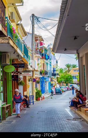 Lefkada ville principale rue commerciale Grèce. Des maisons colorées, des magasins et des tables de restaurants le long de la rue commerciale principale de l'île de Lefkada principal Banque D'Images