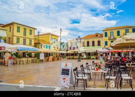 Lefkada ville principale rue commerciale Grèce. Des maisons colorées, des magasins et des tables de restaurants le long de la rue commerciale principale de l'île de Lefkada principal Banque D'Images