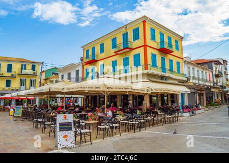 Lefkada ville principale rue commerciale Grèce. Des maisons colorées, des magasins et des tables de restaurants le long de la rue commerciale principale de l'île de Lefkada principal Banque D'Images