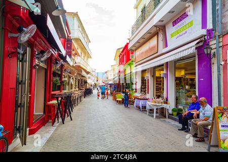 Lefkada ville principale rue commerciale Grèce. Des maisons colorées, des magasins et des tables de restaurants le long de la rue commerciale principale de l'île de Lefkada principal Banque D'Images