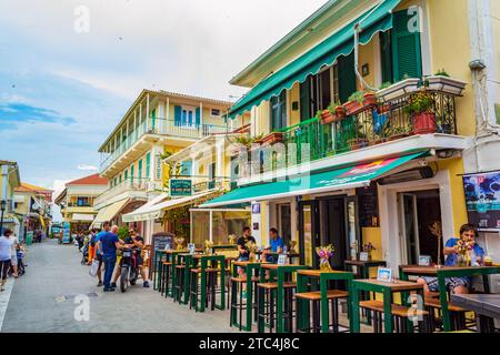 Lefkada ville principale rue commerciale Grèce. Des maisons colorées, des magasins et des tables de restaurants le long de la rue commerciale principale de l'île de Lefkada principal Banque D'Images