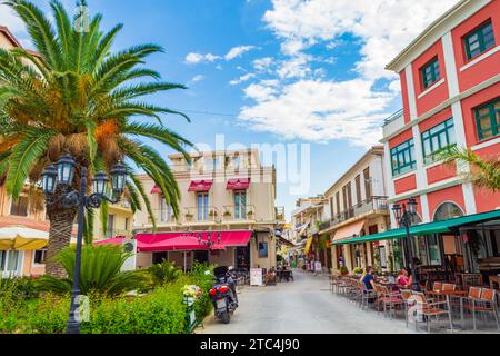 Lefkada ville principale rue commerciale Grèce. Des maisons colorées, des magasins et des tables de restaurants le long de la rue commerciale principale de l'île de Lefkada principal Banque D'Images