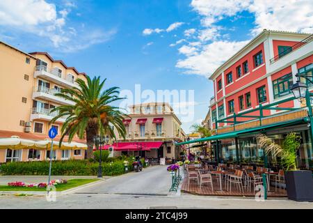 Lefkada ville principale rue commerciale Grèce. Des maisons colorées, des magasins et des tables de restaurants le long de la rue commerciale principale de l'île de Lefkada principal Banque D'Images