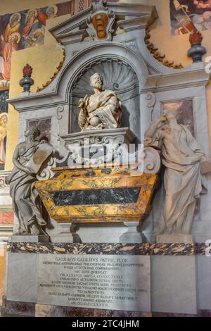 Florence, Italie - 25 novembre 2023 : tombe monumentale de Galileo Galilei dans la Basilique de Santa Croce Banque D'Images