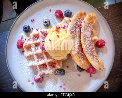 Gaufre sucrée et banane recouverte de sucre Banque D'Images