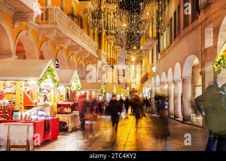 Superbe rue étroite avec vue sur l'arbre de Noël de Lugano dans la nuit et vieux bâtiment de la ville suisse Banque D'Images