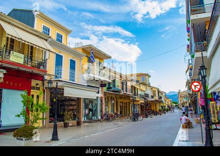 Lefkada ville principale rue commerciale Grèce. Des maisons colorées, des magasins et des tables de restaurants le long de la rue commerciale principale de l'île de Lefkada principal Banque D'Images