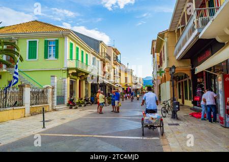 Lefkada ville principale rue commerciale Grèce. Des maisons colorées, des magasins et des tables de restaurants le long de la rue commerciale principale de l'île de Lefkada principal Banque D'Images