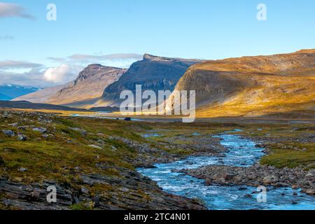 Cabanes d'urgence sur le sentier de randonnée Kungsleden entre Salka et Singi en automne, Laponie, Suède Banque D'Images