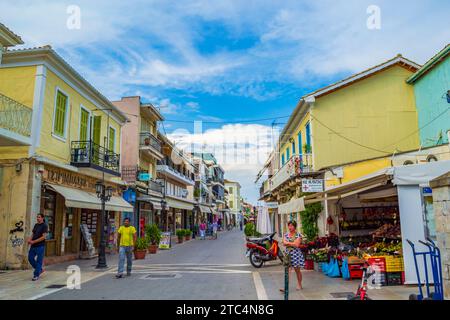 Lefkada ville principale rue commerciale Grèce. Des maisons colorées, des magasins et des tables de restaurants le long de la rue commerciale principale de l'île de Lefkada principal Banque D'Images